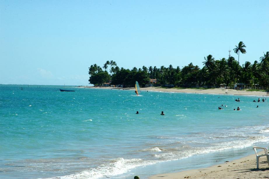 O mar calmo e a barreira de recifes da Barra do Gil facilitam a pesca de polvos e lagostas e o mergulho