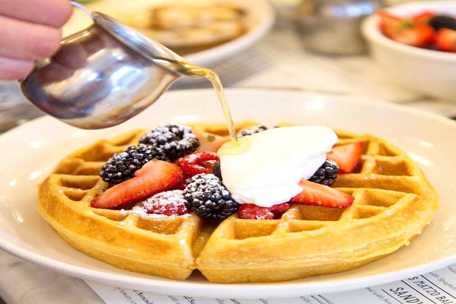 <strong><a href="https://jackswifefreda.com/" rel="Jacks Wife Freda" target="_blank">Jacks Wife Freda</a></strong>            A casa oferece ótimas opções para café da manhã e brunch, com <strong>waffles</strong> e panquecas bem saborosos. Se a opção é passar por aqui à tarde ou à noite, também há saladas e sanduíches. <em>50 Carmine Street, 10014</em> e <em>224 Lafayette Street, 10012</em>