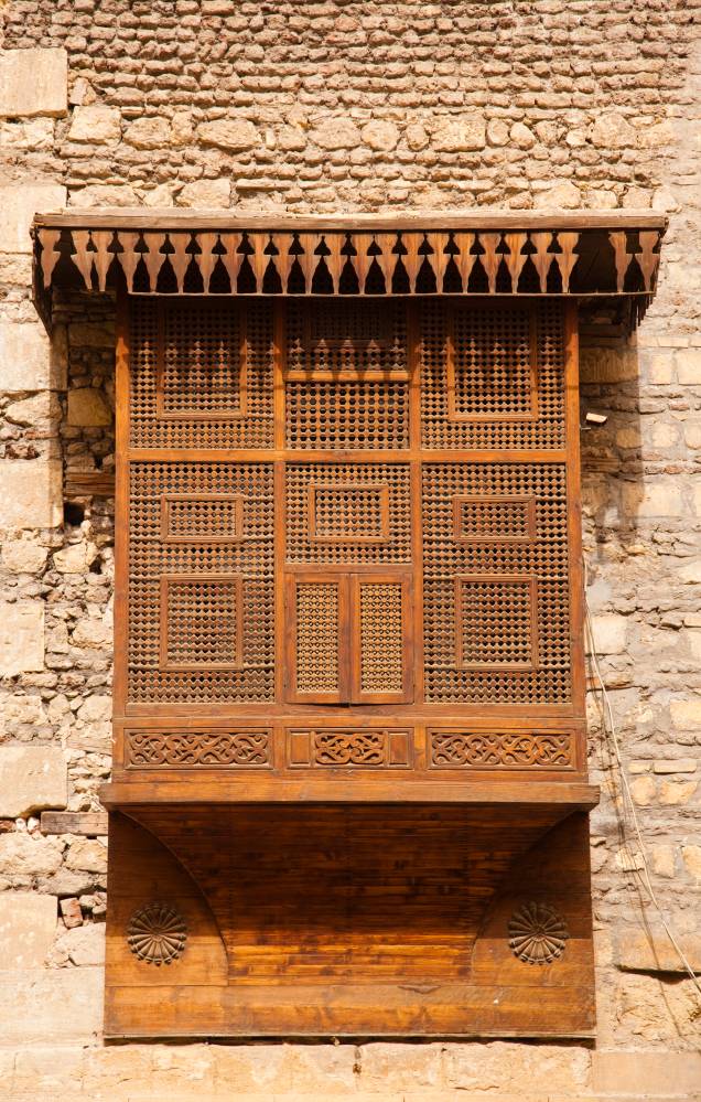<strong><a href="https://viajeaqui.abril.com.br/cidades/egito-cairo" rel="Cairo" target="_blank">Cairo</a>, <a href="https://viajeaqui.abril.com.br/paises/egito" rel="Egito" target="_blank">Egito</a></strong>Pode não parecer, mas a capital do Egito foi fundada na Idade Média - e os bairro mais antigos da cidade conservam construções com janelas com frestas de madeira como esta. Era uma maneira de os senhores guardarem a privacidade de suas mulheres, que viviam praticamente encarceradas nas casas e não se continham de curiosidade em observar o movimento da rua. De dentro, é possível ver tudo, mas da rua, não dá para ver quem está espiando <strong><a href="https://viajeaqui.abril.com.br/cidades/egito-cairo" rel="Cairo" target="_blank">Cairo</a>, <a href="https://viajeaqui.abril.com.br/paises/egito" rel="Egito" target="_blank">Egito</a></strong>Pode não parecer, mas a capital do Egito foi fundada na Idade Média - e os bairro mais antigos da cidade conservam construções com janelas com frestas de madeira como esta. Era uma maneira de os senhores guardarem a privacidade de suas mulheres, que viviam praticamente encarceradas nas casas e não se continham de curiosidade em observar o movimento da rua. De dentro, é possível ver tudo, mas da rua, não dá para ver quem está espiando