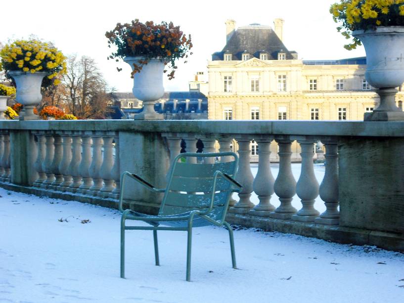 O <a href="https://viajeaqui.abril.com.br/estabelecimentos/franca-paris-atracao-jardin-du-luxembourg" rel="Jardim de Luxemburgo" target="_self">Jardim de Luxemburgo</a> tem um charme incomparável na primavera, quando suas belas flores desabrocham. Mas a atmosfera local é tão gostosa que vale uma visita mesmo no inverno, durante um passeio romântico