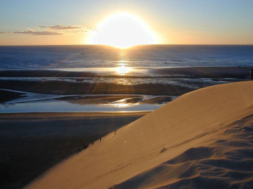 <strong>Parque Nacional de Jericoacoara (CE) </strong>A famosa Pedra Furada é uma das atrações turísticas do Parque Nacional de <a href="https://preprod.viagemeturismo.abril.com.br/cidades/jericoacoara-4/">Jericoacoara</a>. Em 2002, o parque foi criado para proteger os ecossistemas costeiros e estimular a pesquisa científica, educação ambiental e turismo ecológico. A famosa <a href="https://viajeaqui.abril.com.br/estabelecimentos/br-ce-jericoacoara-atracao-duna-do-por-do-sol">Duna do Pôr do Sol</a>, onde visitantes e locais se encontram no fim da tarde também está dentro da área do parque. Para chegar à vila de Jericoacoara, é preciso pegar um buggy ou um carro 4x4 ou tomar uma jardineira a partir de <a href="https://viajeaqui.abril.com.br/cidades/br-ce-jijoca-de-jericoacoara">Jijoca de Jericoacoara</a> – os sacolejos do caminho de areia são compensados quando você chegar ao seu destino, a tranquila Jeri