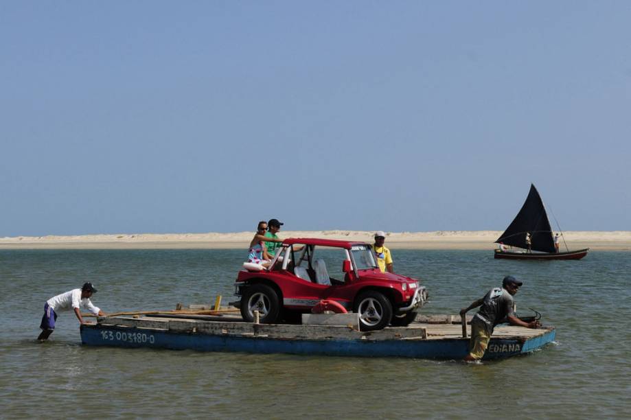 <strong>8. <a href="/cidades/br-ce-jericoacoara" rel="Jericoacoara" target="_blank">Jericoacoara</a> (4 dias)</strong>    É para calçar as sandálias e andar em paz, imerso na beleza das praias e lagoas. O agito limita-se ao vento do kitesurfe, aos <strong>bugues</strong> e ao forró de toda noite. 