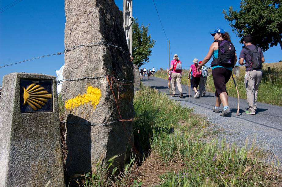 <strong>Caminho de Santiago, Espanha</strong><br />Muito antes de Paulo Coelho estabelecer o Caminho de <a href="https://viajeaqui.abril.com.br/cidades/espanha-santiago-de-compostela" rel="Santiago de Compostela " target="_blank">Santiago de Compostela </a>como a rota da descoberta pessoal para o peregrino moderno, a pequena cidade galega no noroeste da <a href="https://viajeaqui.abril.com.br/paises/espanha" rel="Espanha " target="_blank">Espanha </a>já atraía multidões. Suposto lugar de descanso dos restos mortais do apóstolo Tiago, milhares de viajantes – cristãos ou não – colocam o pé na estrada para conhecer sua basílica e achar uma luz para suas próprias vidas.<br /> 