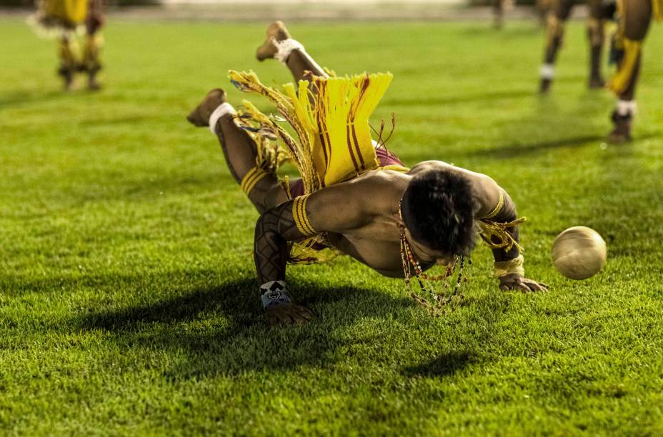 Ao formar uma equipe, ela indica um indivíduo para cumprir o papel de apostador. Antes de o jogo começar, cada jogador entrega objetos variados aos apostadores, como caixas de fósforo, linhas de pesca, anzóis, pentes, sabonetes, peças de vestuário, armas e munição, para serem apostados. Os apostadores ficam lado a lado e sentam-se, próximos à casa do chefe da aldeia. As mulheres e as crianças assistem ao jogo juntos, perto das casas. As apostas são feitas antes de cada partida e continuam até que os apostadores não tenham mais o que apostar. Em geral, o jogo é suspenso quando uma das equipes não tem mais coisas para apostar, e então o apostador da outra equipe distribui o resultado pelos jogadores. Mas atenção, o jogo só é suspenso: ele só chega ao final quando as duas equipes alcançam a vitória pelo menos uma vez, o que pode levar até um mês..! Ao formar uma equipe, ela indica um indivíduo para cumprir o papel de apostador. Antes de o jogo começar, cada jogador entrega objetos variados aos apostadores, como caixas de fósforo, linhas de pesca, anzóis, pentes, sabonetes, peças de vestuário, armas e munição, para serem apostados. Os apostadores ficam lado a lado e sentam-se, próximos à casa do chefe da aldeia. As mulheres e as crianças assistem ao jogo juntos, perto das casas. As apostas são feitas antes de cada partida e continuam até que os apostadores não tenham mais o que apostar. Em geral, o jogo é suspenso quando uma das equipes não tem mais coisas para apostar, e então o apostador da outra equipe distribui o resultado pelos jogadores. Mas atenção, o jogo só é suspenso: ele só chega ao final quando as duas equipes alcançam a vitória pelo menos uma vez, o que pode levar até um mês..!