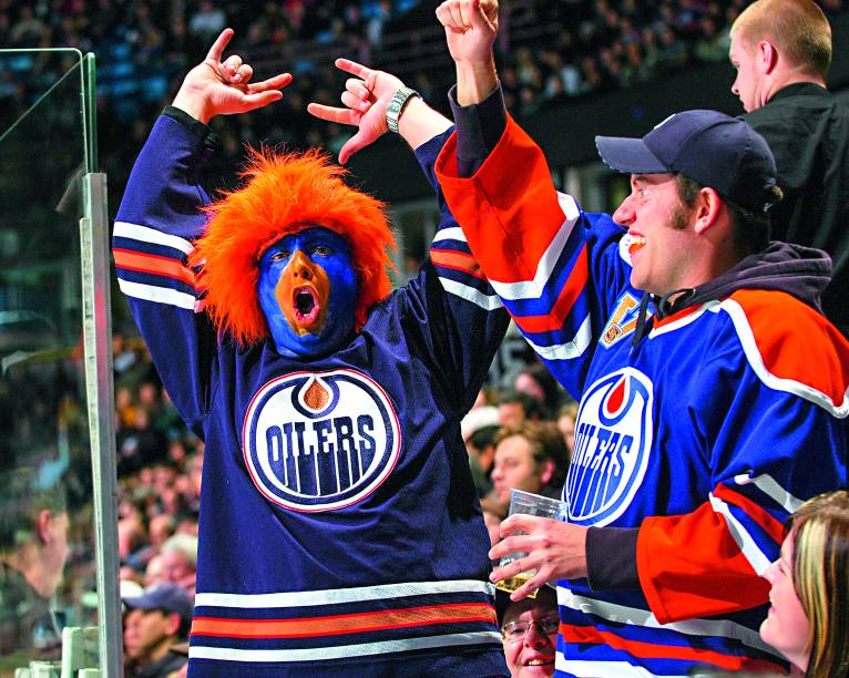 A única coisa que tira os canadeses do prumo é o hóquei. Assim como nas outras grandes modalidades, os times locais disputam as ligas americanas. Uma experiência é ver equipes como o Edmonton Oilers (foto) e o Vancouver Canucks, sem falar do Hockey <a href="https://hhof.com/" rel="Hall of Fame" target="_blank">Hall of Fame</a>, museu central em <a href="https://viajeaqui.abril.com.br/cidades/canada-toronto" rel="Toronto" target="_blank">Toronto</a> com tacos, fardamentos e a chance de marcar um gol num goleiro computadorizado. Outra legenda é o curling, espécie de bocha no gelo. Dá para saber de jogos e ingressos em curling.ca. Por fim, em Whitehorse, um passeio num trenó puxado por cães ou num snowmobile pode ser legal pré-aurora boreal