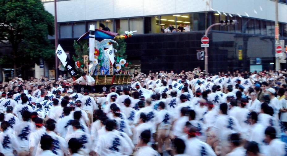 <strong>6. Hakata Gion Yamakasa, Japão</strong><br />Este festival dura duas semanas, mas nada é comparável ao seu estágio final, uma louca corrida pelas ruas de <strong>Fukuoka</strong>, no sul do Japão. Exatamente às 4h59 do dia 15 de julho bairros rivais carregarão nos ombros, em pequenos intervalos, um carro ricamente adornado pesando uma tonelada. Vence quem fizer o percurso em menos tempo. A excitação toma conta do público, que grita junta com os competidores e joga baldes de água nos participantes, remetendo às origens da procissão, um ritual de purificação <strong>xintoísta</strong>. O esforço é tanto que muitos carregadores, todos com as <strong>nádegas </strong>praticamente de fora, terminam o percurso com as vestimentas encharcadas de sangue.<strong>Onde: </strong>Fukuoka, <a href="https://viajeaqui.abril.com.br/paises/japao" rel="Japão" target="_blank">Japão</a>. <strong>Quando:</strong> 1/15 de Julho 