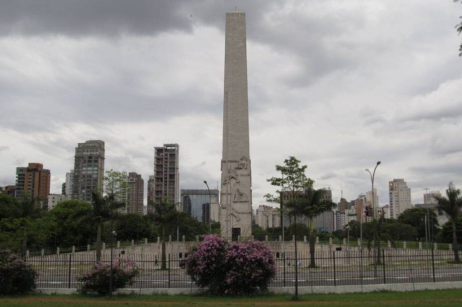 Todos os anos, em 9 de Julho, os paulistas relembram os acontecimentos da Revolução Constitucionalista de 1932, uma fracassada revolta contra o governo de Getúlio Vargas.                    O mais emblemático memorial ligado ao movimento é o Obelisco dos Heróis de 32, mais conhecido como Obelsico do Ibirapuera. Sob ele descansam os restos de 713 combatentes, além das cinzas dos estudantes Martins, Miragaia, Dráusio e Camargo, vítimas da repressão a um protesto estudantil contra Vargas.                    O monumento fica na entrada do parque, no cruzamento do Complexo Viário Ayrton Senna e a Avenida Pedro Álvares Cabral