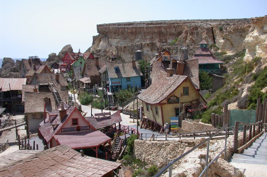 A vila foi construída em 1979 para a filmagem do filme estrelado por Robin Williams, em 1980 A vila foi construída em 1979 para a filmagem do filme estrelado por Robin Williams, em 1980