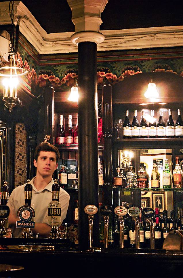 <strong>The Porcupine</strong> O ambiente escuro tem móveis de couro e é decorado com imagens do cineasta Alfred Hitchcock e do ator Anthony Hopkins. No lineup de real ales, marcas como IP76 e Nicholson’s, esta da cervejaria que administra outros 50 pubs por toda a cidade. <em>48 Charing Cross Road, Soho</em> <strong>The Porcupine</strong> O ambiente escuro tem móveis de couro e é decorado com imagens do cineasta Alfred Hitchcock e do ator Anthony Hopkins. No lineup de real ales, marcas como IP76 e Nicholson’s, esta da cervejaria que administra outros 50 pubs por toda a cidade. <em>48 Charing Cross Road, Soho</em>