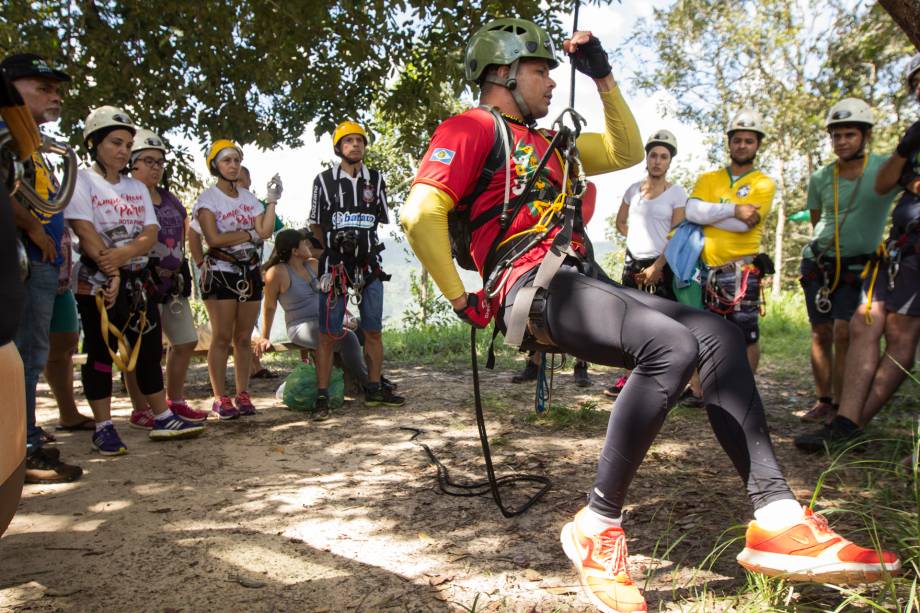 É possível descer o salto de rapel. Materiais de segurança e treinamento para seu uso são fornecidos pelos guias da Rota dos Parecis É possível descer o salto de rapel. Materiais de segurança e treinamento para seu uso são fornecidos pelos guias da Rota dos Parecis