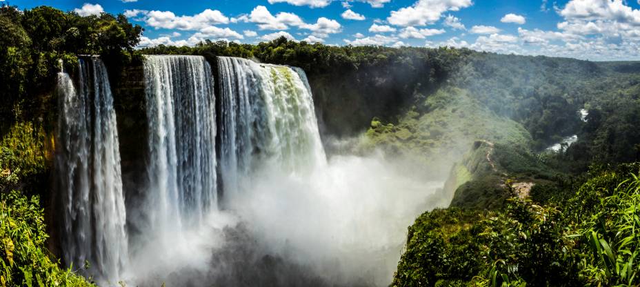 Para ver o salto frente a frente, é preciso caminhar por uma trilha mais íngreme e cercada de mata mais fechada. De cima do mirante a vista é de tirar o fôlego Para ver o salto frente a frente, é preciso caminhar por uma trilha mais íngreme e cercada de mata mais fechada. De cima do mirante a vista é de tirar o fôlego