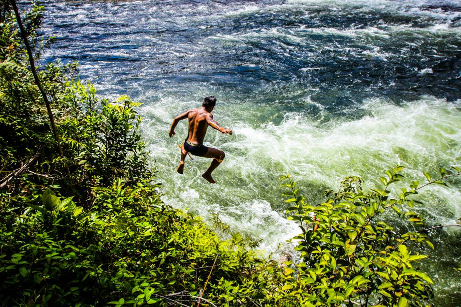 Partindo da aldeia, uma pequena caminhada leva à parte superior da cachoeira, onde há um poço para banho.Nele, há correntes de água quente e fria! Partindo da aldeia, uma pequena caminhada leva à parte superior da cachoeira, onde há um poço para banho.Nele, há correntes de água quente e fria!