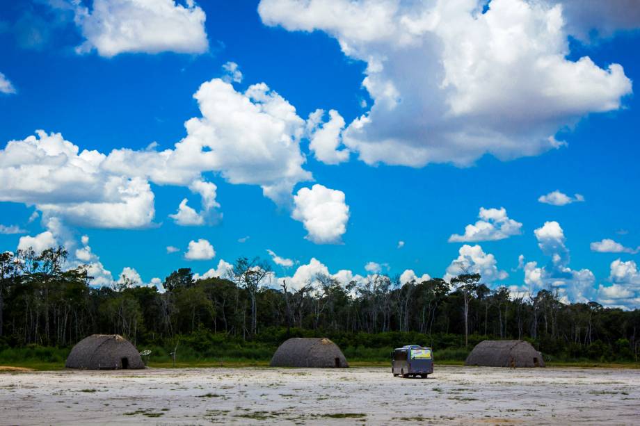 Mesmo tendo estudado em universidades nas cidades, os indígenas não perdem suas origens: seguem vivendo em hatys (moradia tradicional dos Paresis), agora turbinadas com piso, móveis, aparelhos eletrônicos e telefones celulares. Esta acima é a aldeia Wazare Mesmo tendo estudado em universidades nas cidades, os indígenas não perdem suas origens: seguem vivendo em hatys (moradia tradicional dos Paresis), agora turbinadas com piso, móveis, aparelhos eletrônicos e telefones celulares. Esta acima é a aldeia Wazare