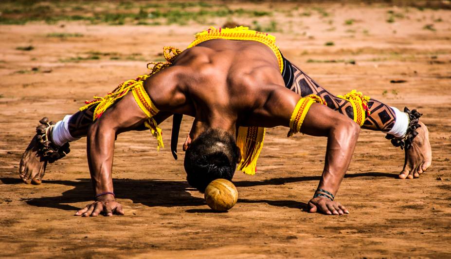 Uma aldeia deve convidar a outra para jogar - e o convite é irrecusável! Os Paresi se referem ao convite como “desafio”. Nas festas de chicha, quando vários grupos se reúnem, os dias são praticamente dedicados aos jogos de bola, em que se confrontam grupos de aldeias ihinaiharé kaisereharé (parentes verdadeiros) e aldeias ihinaiharé sekoré (parentes de consideração)