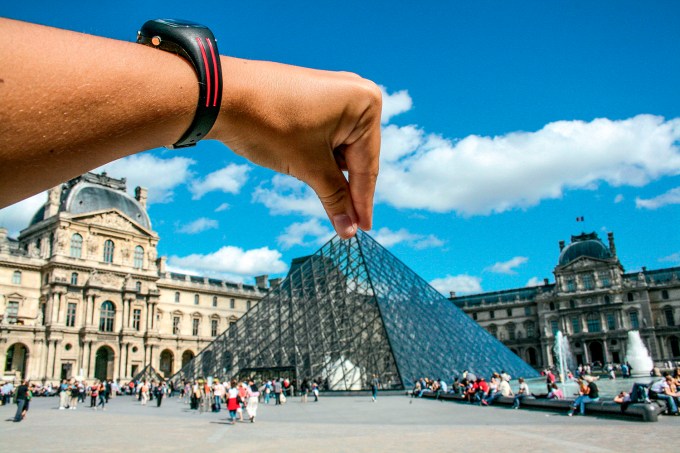 BEM NA FOTO: Juliana Cabral no Museu do Louvre, Paris