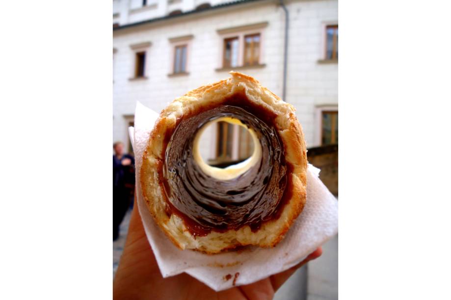 Trdelník, doce típico de <a href="https://viajeaqui.abril.com.br/cidades/republica-tcheca-praga" rel="Praga" target="_blank">Praga</a>, <a href="https://viajeaqui.abril.com.br/paises/republica-tcheca" rel="República Tcheca " target="_blank">República Tcheca </a>