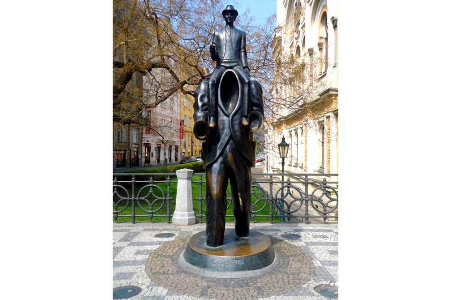 Estátua de Franz Kafka em <a href="https://viajeaqui.abril.com.br/cidades/republica-tcheca-praga" rel="Praga" target="_blank">Praga</a>, <a href="https://viajeaqui.abril.com.br/paises/republica-tcheca" rel="República Tcheca" target="_blank">República Tcheca</a>