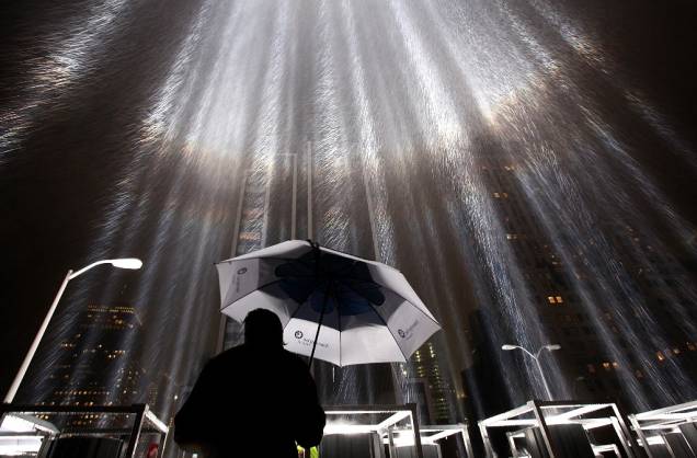 88 canhões de 7000 watts apontam para o céu em 2011, marcando os 10 anos da queda das torres gêmeas do World Trade Center 88 canhões de 7000 watts apontam para o céu em 2011, marcando os 10 anos da queda das torres gêmeas do World Trade Center