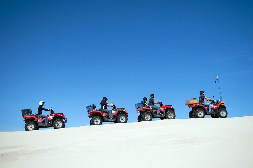 Kalbarri é uma cidade 550 km ao norte de Perth, onde é possível fazer trilhas com quadriciclos Kalbarri é uma cidade 550 km ao norte de Perth, onde é possível fazer trilhas com quadriciclos