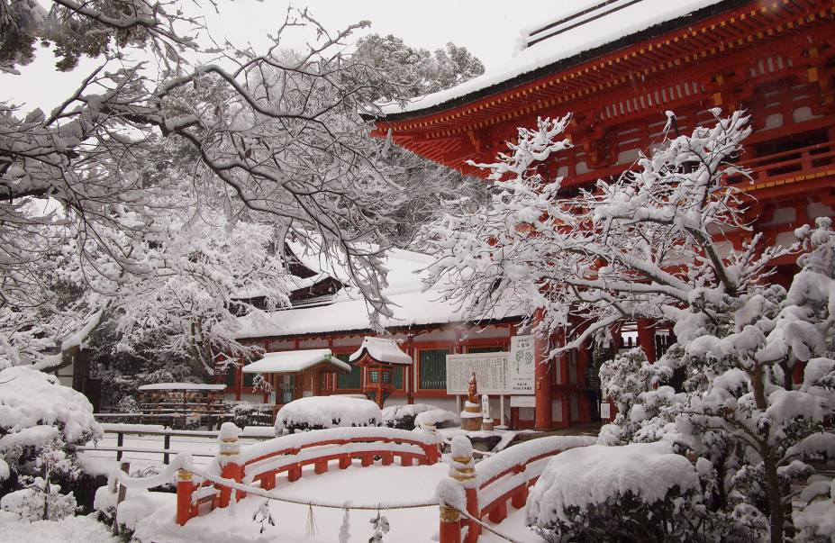 <strong>Kamo-jinja (Shimogamo-jinja e Kamigamo-jinja) </strong> Na verdade o Kamo-jinja é um complexo formado por dois santuários principais que, apesar de independentes entre si, são comumente associados: o Kamo-wakeikazuchi-jinja (apelidado de Kamigamo-jinja) e o Kamo-mioya jinja (também chamado de Shimogamo jinja). Cada um fica em um dos lados do Rio Kamo (Kamogawa), com aproximadamente 2 quilômetros entre eles, e foram construídos com o intuito de servir como um “portão espiritual” para a cidade. Segundo o Feng-Shui, importado da China para o Japão, o lado nordeste da cidade é associado a energias negativas. Como o Rio Kamo flui a partir dessa direção, os santuários foram feitos para impedir a entrada de maus espíritos na cidade. Ambos os santuários são Patrimônios Mundiais da UNESCO e abrigam também um dos três principais festivais da cidade, o Aoi Matsuri, dia 15 de maio.