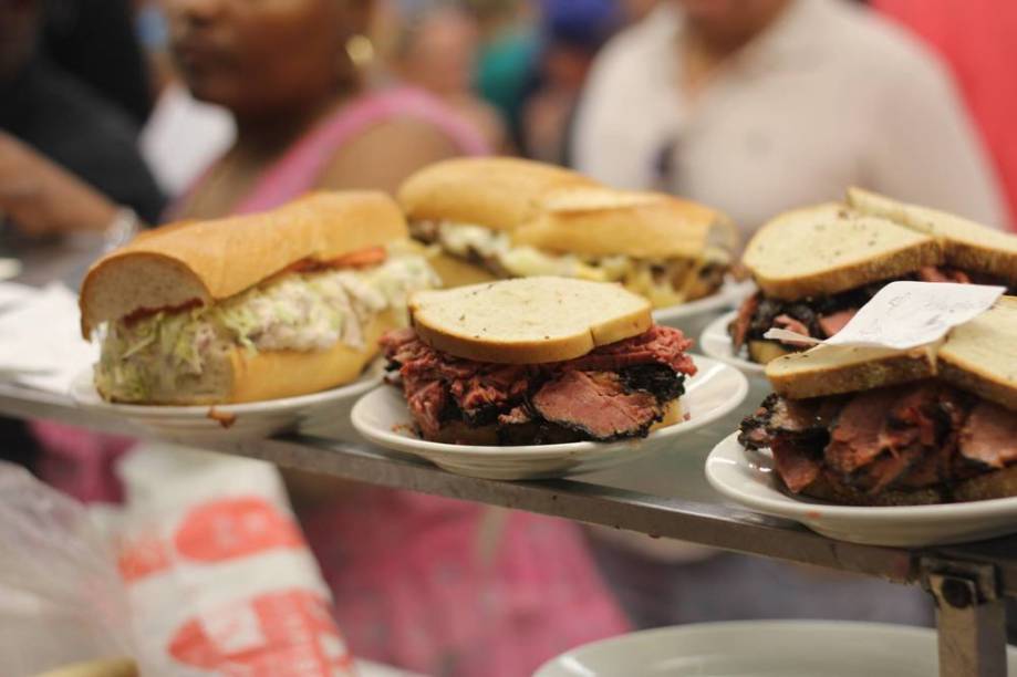 <strong><a href="https://katzsdelicatessen.goldbely.com" target="_blank">Katz’s Delicatessen</a></strong>