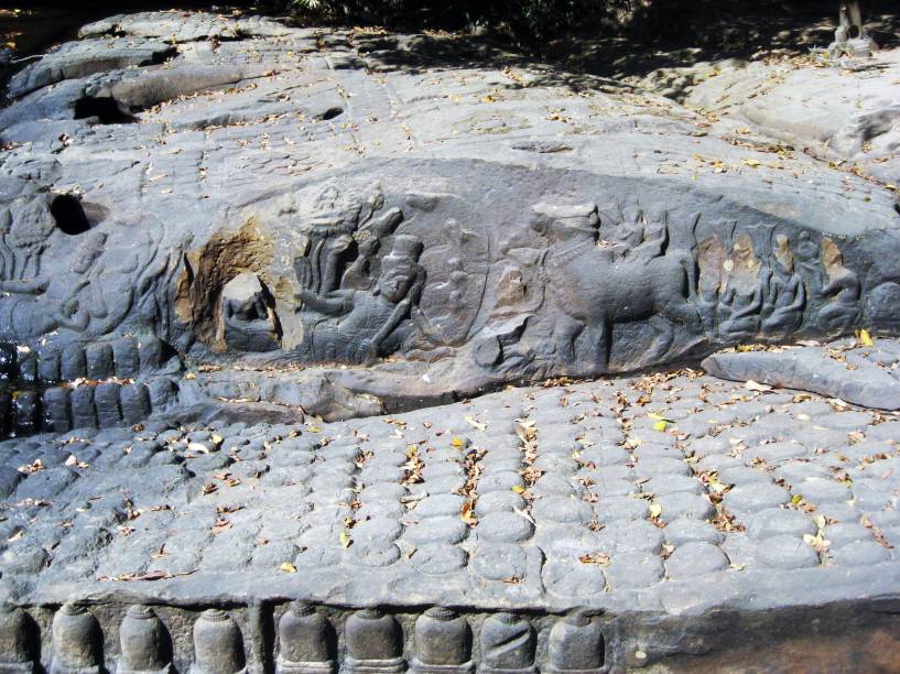 <strong>10. Kbal Spean</strong>Este templo à ceu aberto também é chamado de "Vale dos 1000 lingas" ou "Rio dos 1000 lingas" (liga significa falo na tradição hindu). As formas arredondadas que você vê já foram mais proeminentes e pareciam mesmo com uma série de pênis sendo acariciados pelas águas do rio. Entalhes em baixo relevo representam "ionis", a palavra hindu para vagina