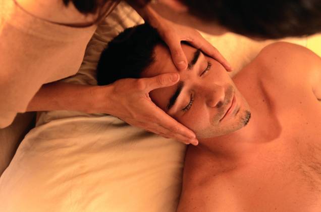 <strong>Um dia no spa</strong> Quem disse que só mulher gosta de um dia no spa? Seu pai não precisa ser metrossexual para aparar a monocelha e os pêlos teimosos que saem do nariz e das orelhas. Uma bela massagem, vigorosa ou relaxante, além de ofurô e reflexologia o deixarão pimpão. Mas, se ele quiser fazer também os pés e as mãos, é bom sua mãe botar um detetive atrás dele...<br /> <br /> Além das clínicas especializadas, como Onodera (<a href="https://www.onodera.com.br" rel="www.onodera.com.br" target="_blank">www.onodera.com.br</a>) e Luiza Sato (<a href="https://www.luizasato.com.br" rel="www.luizasato.com.br" target="_blank">www.luizasato.com.br</a>), hotéis e resorts como o <a href="https://viajeaqui.abril.com.br/estabelecimentos/br-rs-gramado-atracao-kur-estacao-das-aguas" rel="Kur Estação das Águas " target="_blank">Kur Estação das Águas </a>(<a href="https://viajeaqui.abril.com.br/cidades/br-rs-gramado" rel="Gramado" target="_blank">Gramado</a>), <a href="https://viajeaqui.abril.com.br/estabelecimentos/br-pe-porto-de-galinhas-hospedagem-nannai-beach-resort" rel="Nannai Beach Resort " target="_blank">Nannai Beach Resort </a>e <a href="https://viajeaqui.abril.com.br/estabelecimentos/br-pe-porto-de-galinhas-hospedagem-enotel-resort-spa-porto-de-galinhas" rel="Enotel " target="_blank">Enotel </a>(<a href="https://viajeaqui.abril.com.br/cidades/br-pe-porto-de-galinhas" rel="Porto de Galinhas" target="_blank">Porto de Galinhas</a>), oferecem excelentes pacotes, inclusive spa days que incluem vários tipos de tratamento <strong>Um dia no spa</strong> Quem disse que só mulher gosta de um dia no spa? Seu pai não precisa ser metrossexual para aparar a monocelha e os pêlos teimosos que saem do nariz e das orelhas. Uma bela massagem, vigorosa ou relaxante, além de ofurô e reflexologia o deixarão pimpão. Mas, se ele quiser fazer também os pés e as mãos, é bom sua mãe botar um detetive atrás dele...<br /> <br /> Além das clínicas especializadas, como Onodera (<a href="https://www.onodera.com.br" rel="www.onodera.com.br" target="_blank">www.onodera.com.br</a>) e Luiza Sato (<a href="https://www.luizasato.com.br" rel="www.luizasato.com.br" target="_blank">www.luizasato.com.br</a>), hotéis e resorts como o <a href="https://viajeaqui.abril.com.br/estabelecimentos/br-rs-gramado-atracao-kur-estacao-das-aguas" rel="Kur Estação das Águas " target="_blank">Kur Estação das Águas </a>(<a href="https://viajeaqui.abril.com.br/cidades/br-rs-gramado" rel="Gramado" target="_blank">Gramado</a>), <a href="https://viajeaqui.abril.com.br/estabelecimentos/br-pe-porto-de-galinhas-hospedagem-nannai-beach-resort" rel="Nannai Beach Resort " target="_blank">Nannai Beach Resort </a>e <a href="https://viajeaqui.abril.com.br/estabelecimentos/br-pe-porto-de-galinhas-hospedagem-enotel-resort-spa-porto-de-galinhas" rel="Enotel " target="_blank">Enotel </a>(<a href="https://viajeaqui.abril.com.br/cidades/br-pe-porto-de-galinhas" rel="Porto de Galinhas" target="_blank">Porto de Galinhas</a>), oferecem excelentes pacotes, inclusive spa days que incluem vários tipos de tratamento