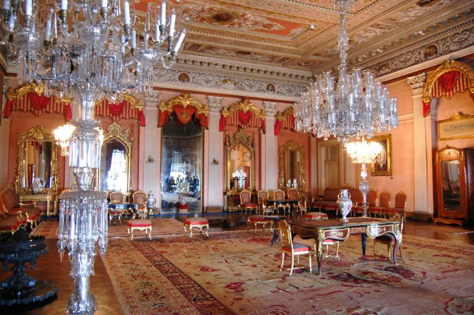 Ricamente decorado, o Palácio Dolmahce representa o fausto e decadência dos sultões otomanos Ricamente decorado, o Palácio Dolmahce representa o fausto e decadência dos sultões otomanos