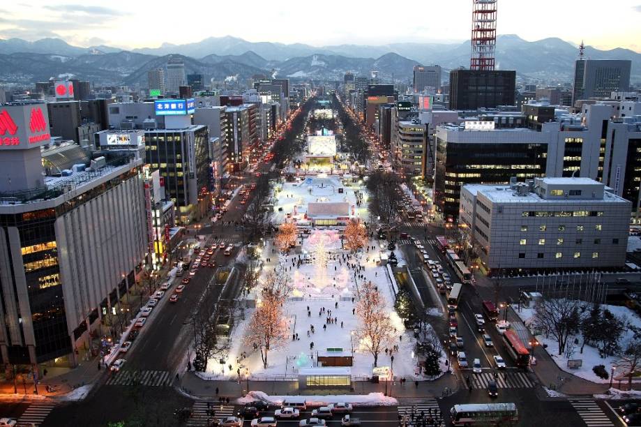 <a href="https://viajeaqui.abril.com.br/cidades/japao-sapporo">Sapporo</a> foi sede dos Jogos Olímpicos de Inverno de 1972 e de algumas partidas da Copa do Mundo de 2002. A avenida Odori Koen é palco de seus principais eventos populares, como o Festival da Neve e o próprio Festival de Verão, quando a cerveja vira protagonista. Para acompanhamento, vá de <em>genghis khan</em>, um tipo de churrasco preparado à mesa, ou o lamen de missô.