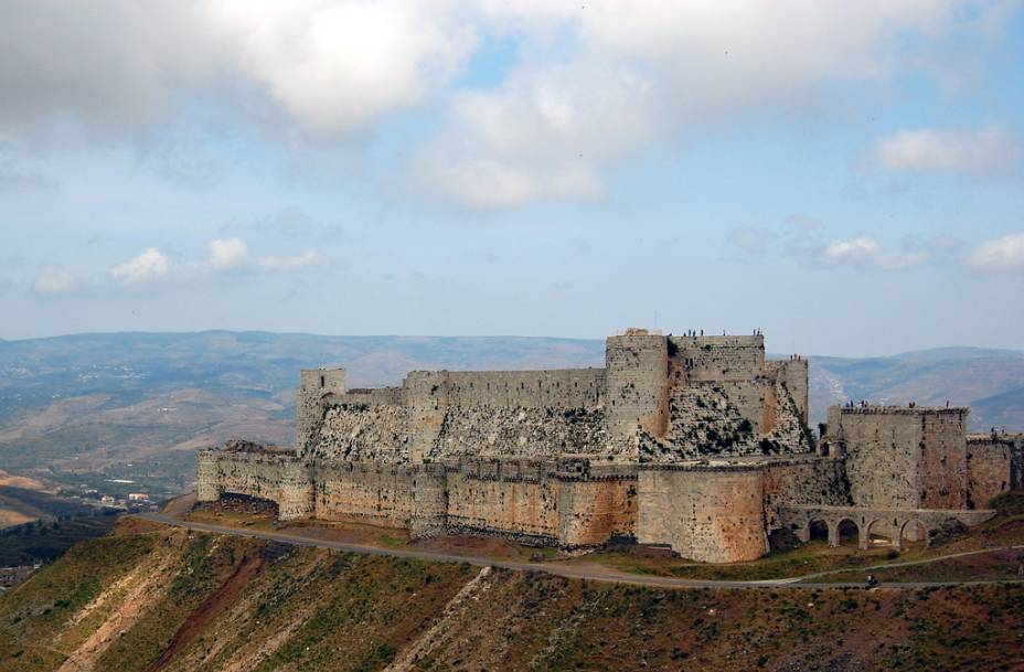 <strong>Krak des Chevaliers, Síria</strong>                        O mais bem preservado exemplo de fortificação cristã no <a href="https://viajeaqui.abril.com.br/continentes/oriente-medio" rel="Oriente Médio" target="_blank">Oriente Médio</a> é o Krak des Chevaliers, na Síria. Construído para guardar o vale que ligava o caminho até <a href="https://viajeaqui.abril.com.br/cidades/israel-jerusalem">Jerusalém</a>, foi ocupado pelos cavaleiros templários até cair em 1271, após curto sítio das forças do Islã