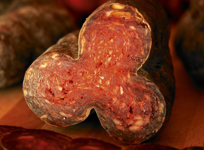 O kulen é um embutido de porco típico da Croácia O kulen é um embutido de porco típico da Croácia