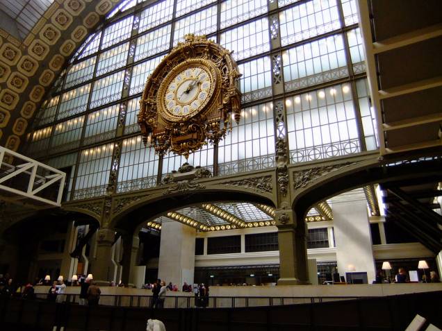Localizada junto à margem do rio Sena, a estação ferroviária dOrsay foi transformada em museu na década de 1980. Hoje destaca-se por seus tesouros dos períodos impressionista e pós-impressionista, com obras de Monet, Manet, Degas e van Gogh, entre outros. Localizada junto à margem do rio Sena, a estação ferroviária dOrsay foi transformada em museu na década de 1980. Hoje destaca-se por seus tesouros dos períodos impressionista e pós-impressionista, com obras de Monet, Manet, Degas e van Gogh, entre outros.