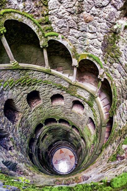 Em meio às névoas de Sintra, o novecentista Palácio da Regaleira é um delírio de António Augusto Carvalho Monteiro, nobre de família portuguesa nascido no <a href="https://viajeaqui.abril.com.br/paises/brasil" target="_blank">Brasil</a>. Cercado de jardins e lagos, esconde o Poço Iniciático, escadaria em espiral de 27 metros, dividida em nove pavimentos - referência aos nove círculos do Inferno, do Purgatório e do Paraíso de A Divina Comédia, de Dante. No fundo está a cruz templária de oito pontas, símbolo heráldico da família.