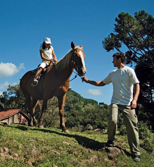 Cavalgada entre as araucárias da La Hacienda, em Gramado Cavalgada entre as araucárias da La Hacienda, em Gramado