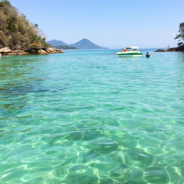 <strong>9. Lagoa Azul de Ilha Grande</strong>A estreita passagem entre uma península e uma ilhota marca a chegada à piscina natural. O tom verde-azulado da água rendeu o carinhoso apelido. O mar é tão cristalino que nem mesmo é preciso usar máscara de mergulho para ver os peixes. Acesso por barco (45 minutos a partir da Vila do Abraão).