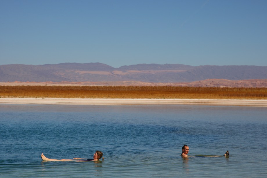 A salgada Laguna Cejar fica ao sul de San Pedro de Atacama. Sua água de alta salinidade faz com que quem mergulhe nela não afunde