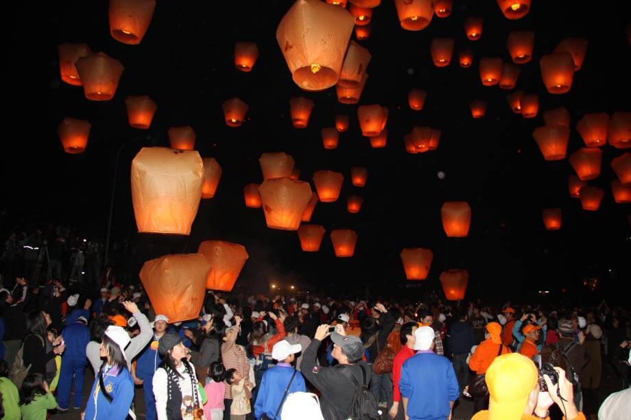 <strong>Yuanxiao – Festival das Lanternas <a href="https://viajeaqui.abril.com.br/paises/china" rel="– China e Taiwan" target="_blank">– China e Taiwan</a></strong>        O dia do festival é dedicado ao Mensageiro do Céu, que adora objetos brilhantes e alegres. Por isso, centenas de lanternas coloridas de diferentes formas e tamanhos são penduradas nas ruas para a apreciação de todos. Também é tradição comer um bolinho grudento de arroz com recheio de feijão doce, manteiga de amendoim ou pasta de gergelim