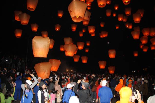 <strong>Yuanxiao – Festival das Lanternas <a href="https://viajeaqui.abril.com.br/paises/china" rel="– China e Taiwan" target="_blank">– China e Taiwan</a></strong> O dia do festival é dedicado ao Mensageiro do Céu, que adora objetos brilhantes e alegres. Por isso, centenas de lanternas coloridas de diferentes formas e tamanhos são penduradas nas ruas para a apreciação de todos. Também é tradição comer um bolinho grudento de arroz com recheio de feijão doce, manteiga de amendoim ou pasta de gergelim <strong>Yuanxiao – Festival das Lanternas <a href="https://viajeaqui.abril.com.br/paises/china" rel="– China e Taiwan" target="_blank">– China e Taiwan</a></strong> O dia do festival é dedicado ao Mensageiro do Céu, que adora objetos brilhantes e alegres. Por isso, centenas de lanternas coloridas de diferentes formas e tamanhos são penduradas nas ruas para a apreciação de todos. Também é tradição comer um bolinho grudento de arroz com recheio de feijão doce, manteiga de amendoim ou pasta de gergelim