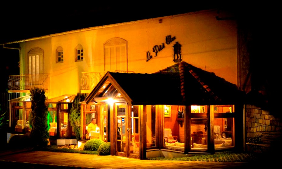 O charme do restaurante <a href="https://viajeaqui.abril.com.br/estabelecimentos/br-rs-gramado-restaurante-le-petit-clos" rel="Le Petit Clos" target="_self">Le Petit Clos</a>, com muita madeira na decoração, traz a sensação de estar em uma casa de montanha