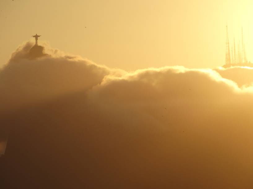 Cristo Redentor, entre as nuvens, visto de Niterói, no Rio de Janeiro.