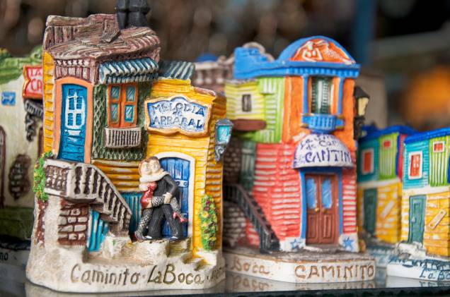 A rua Caminito, no bairro La Boca, é a mais típica e famosa de toda a <a href="https://preprod.viagemeturismo.abril.com.br/paises/argentina-2/" target="_blank">Argentina</a> por ter inspirado o célebre tango "Caminito", de Juan de Dios Filiberto. Suas características casas coloridas viraram um souvenir muito vendido no país A rua Caminito, no bairro La Boca, é a mais típica e famosa de toda a <a href="https://preprod.viagemeturismo.abril.com.br/paises/argentina-2/" target="_blank">Argentina</a> por ter inspirado o célebre tango "Caminito", de Juan de Dios Filiberto. Suas características casas coloridas viraram um souvenir muito vendido no país