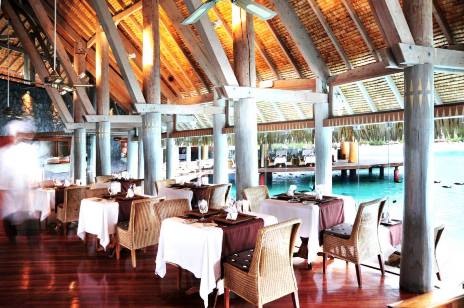 Restaurante do <a href="https://www.booking.com/hotel/pf/le-meridien-bora-bora.pt-br.html?aid=332455&label=viagemabril-hoteisflutuantes" rel="Le Méridien" target="_blank">L</a><a href="https://www.booking.com/hotel/pf/le-meridien-bora-bora.pt-br.html?aid=332455&label=viagemabril-hoteisflutuantes" rel="e Méridien" target="_blank">e Méridien</a>