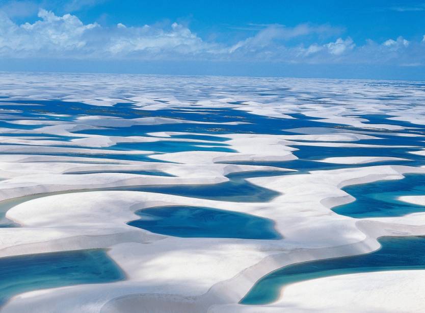 <strong>Lençóis Maranhenses, Maranhão</strong> De julho a dezembro é possível ver a clássica vista das lagoas dos <a href="https://viajeaqui.abril.com.br/cidades/br-ma-lencois-maranhenses">Lençóis Maranhenses</a> cheias de água. Voos saindo de <a href="https://viajeaqui.abril.com.br/cidades/br-ma-barreirinhas">Barreirinhas</a> e <a href="https://viajeaqui.abril.com.br/cidades/br-ma-sao-luis">São Luis</a> garantem o espetáculo. <a href="https://www.booking.com/searchresults.pt-br.html?aid=332455&lang=pt-br&sid=eedbe6de09e709d664615ac6f1b39a5d&sb=1&src=index&src_elem=sb&error_url=https%3A%2F%2Fwww.booking.com%2Findex.pt-br.html%3Faid%3D332455%3Bsid%3Deedbe6de09e709d664615ac6f1b39a5d%3Bsb_price_type%3Dtotal%26%3B&ss=Maranh%C3%A3o%2C+Brasil&ssne=Ilhabela&ssne_untouched=Ilhabela&checkin_monthday=&checkin_month=&checkin_year=&checkout_monthday=&checkout_month=&checkout_year=&no_rooms=1&group_adults=2&group_children=0&from_sf=1&ss_raw=Maranh%C3%A3o&ac_position=0&ac_langcode=xb&dest_id=1347&dest_type=region&search_pageview_id=d53b7440e0df0686&search_selected=true&search_pageview_id=d53b7440e0df0686&ac_suggestion_list_length=8&ac_suggestion_theme_list_length=0&map=1" target="_blank" rel="noopener"><em>Busque hospedagens em Maranhão no Booking.com</em></a>