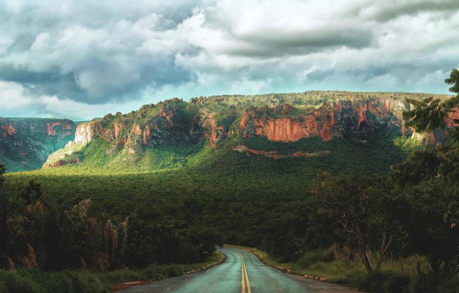 Com suas enormes formações rochosas, mirantes e cachoeiras, o Parque Nacional da Chapada dos Guimarães, criado em 1989, é umas das principais atrações do Cerrado brasileiro. <a href="https://www.booking.com/searchresults.pt-br.html?aid=332455&lang=pt-br&sid=eedbe6de09e709d664615ac6f1b39a5d&sb=1&src=searchresults&src_elem=sb&error_url=https%3A%2F%2Fwww.booking.com%2Fsearchresults.pt-br.html%3Faid%3D332455%3Bsid%3Deedbe6de09e709d664615ac6f1b39a5d%3Bclass_interval%3D1%3Bdest_id%3D-630754%3Bdest_type%3Dcity%3Bdtdisc%3D0%3Bfrom_sf%3D1%3Bgroup_adults%3D2%3Bgroup_children%3D0%3Binac%3D0%3Bindex_postcard%3D0%3Blabel_click%3Dundef%3Bno_rooms%3D1%3Boffset%3D0%3Bpostcard%3D0%3Braw_dest_type%3Dcity%3Broom1%3DA%252CA%3Bsb_price_type%3Dtotal%3Bsearch_selected%3D1%3Bsrc%3Dindex%3Bsrc_elem%3Dsb%3Bss%3DBonito%252C%2520%25E2%2580%258BMato%2520Grosso%2520do%2520Sul%252C%2520%25E2%2580%258BBrasil%3Bss_all%3D0%3Bss_raw%3DBonito%3Bssb%3Dempty%3Bsshis%3D0%26%3B&ss=Chapada+dos+Guimar%C3%A3es%2C+%E2%80%8BMato+Grosso%2C+%E2%80%8BBrasil&ssne=Bonito&ssne_untouched=Bonito&city=-630754&checkin_monthday=&checkin_month=&checkin_year=&checkout_monthday=&checkout_month=&checkout_year=&no_rooms=1&group_adults=2&group_children=0&highlighted_hotels=&from_sf=1&search_pageview_id=6e7b6ffbcd2600cf&ac_suggestion_list_length=5&ac_suggestion_theme_list_length=0&ac_position=0&ac_langcode=xb&dest_id=-637086&dest_type=city&search_pageview_id=6e7b6ffbcd2600cf&search_selected=true&ss_raw=Chapada+dos+Guimar%C3%A3es+" target="_blank" rel="noopener"><em>Busque hospedagens na Chapada dos Guimarães </em></a>