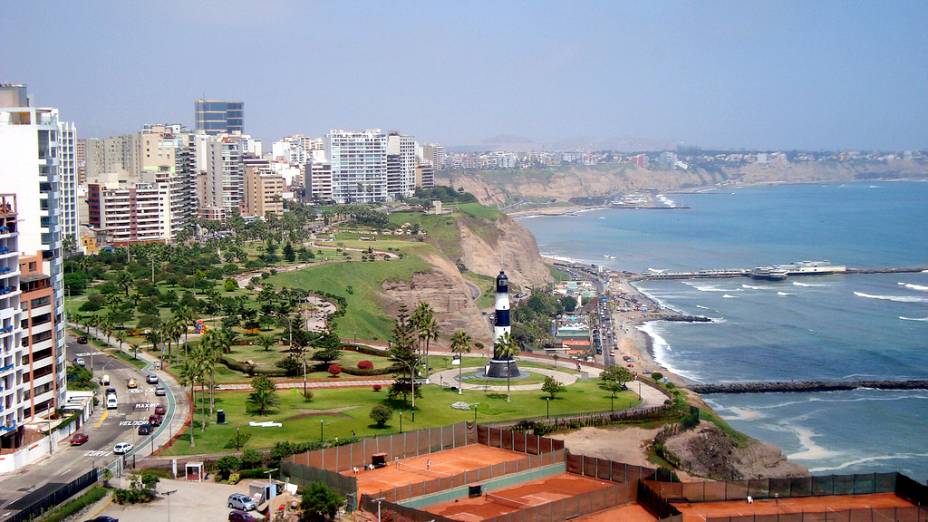 <strong><a href="https://viajeaqui.abril.com.br/cidades/peru-lima" rel="Lima" target="_blank">Lima</a> com <a href="https://viajeaqui.abril.com.br/cidades/peru-cusco" rel="Cusco" target="_blank">Cusco</a></strong>Das sete noites peruanas, três são em Lima, endereço de delícias como a Cebichería La Mar, do chef Gastón Acurio, uma no Vale Sagrado dos Incas, que reúne diversos sítios arqueológicos na beira do Rio Urubamba, e três em Cusco. Programa parada em Aguas Calientes para visita a <a href="https://viajeaqui.abril.com.br/cidades/peru-machu-picchu" rel="Machu Picchu" target="_blank">Machu Picchu</a>, a apenas 9 quilômetros de lá.<strong>Quando:</strong> até 23 de dezembro<strong>Quem leva:</strong> <a href="https://fuiviagens.com.br/" rel="Fui Viagens" target="_blank">Fui Viagens</a><strong>Quanto:</strong> US$ 1795