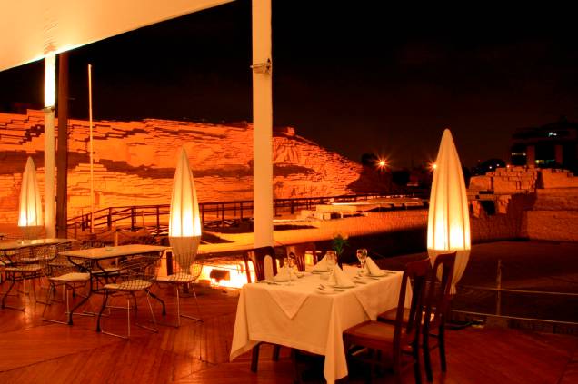 O sítio arqueológico Huaca Pucllana, no bairro de Miraflores, em Lima, capital do Peru, conta com um restaurante O sítio arqueológico Huaca Pucllana, no bairro de Miraflores, em Lima, capital do Peru, conta com um restaurante