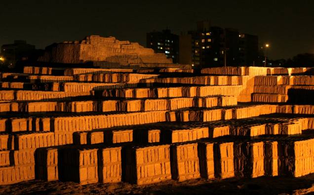 Sítio arqueológico Huaca Pucllana, no bairro de Miraflores, em Lima, capital do Peru Sítio arqueológico Huaca Pucllana, no bairro de Miraflores, em Lima, capital do Peru