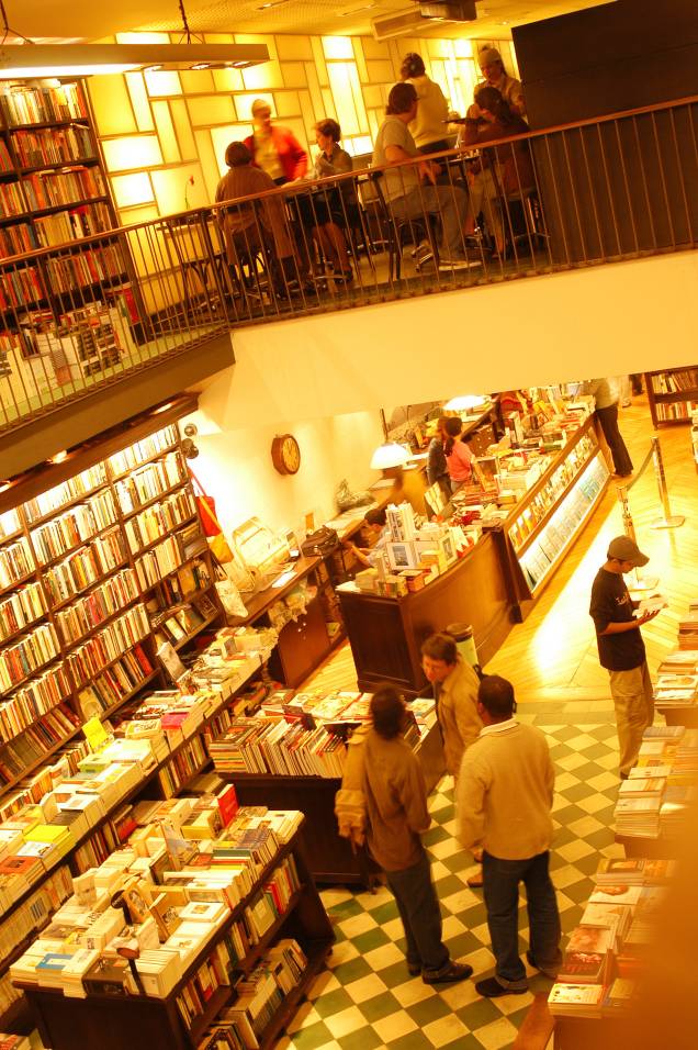 <strong>6. <a href="http:// travessa.com.br" rel="LIVRARIA DA TRAVESSA" target="_self">LIVRARIA DA TRAVESSA</a></strong> (600 metros) Esta unidade da maior rede de livrarias carioca tem ares parisienses. Além dos ótimos livros, o lugar dispõe de um café. <em>Endereço: Rua Visconde de Pirajá, 572, Ipanema</em> <strong>6. <a href="http:// travessa.com.br" rel="LIVRARIA DA TRAVESSA" target="_self">LIVRARIA DA TRAVESSA</a></strong> (600 metros) Esta unidade da maior rede de livrarias carioca tem ares parisienses. Além dos ótimos livros, o lugar dispõe de um café. <em>Endereço: Rua Visconde de Pirajá, 572, Ipanema</em>