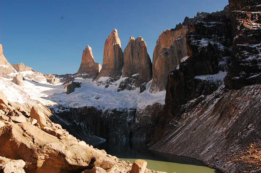 Considerado como o mais belo parque do país, o <a href="https://viajeaqui.abril.com.br/cidades/chile-torres-del-paine" rel="Torres del Paine" target="_blank">Torres del Paine</a> é cercado por um grande conjunto de montanhas. Seus picos foram formados durante os últimos anos da era glacial, formando uma região montanhosa independente dos Andes