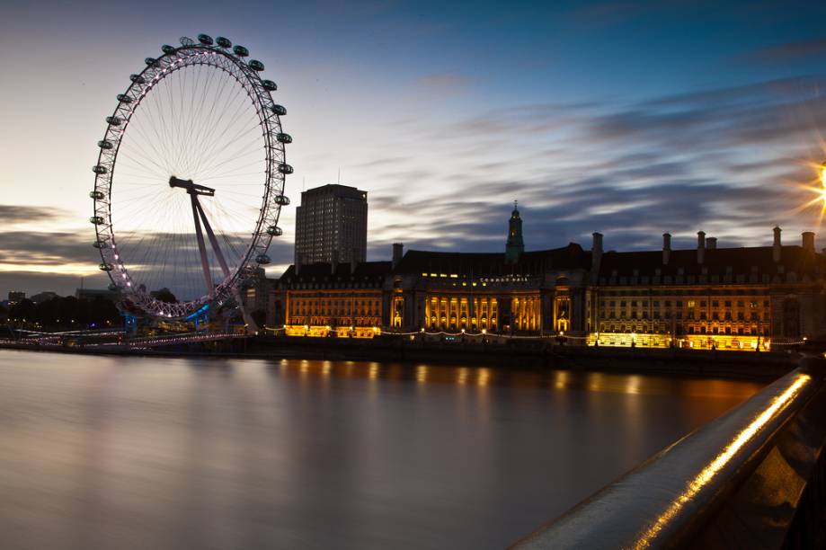 Inaugurada em 1999, a roda-gigante de <a href="https://viajeaqui.abril.com.br/cidades/reino-unido-londres" target="_self">Londres</a> é também conhecida como <em>Millennium Wheel</em>. Não é a maior do mundo (tem 135 metros de altura), mas a <a href="https://viajeaqui.abril.com.br/estabelecimentos/reino-unido-londres-atracao-london-eye" target="_blank">London Eye</a> é uma das mais famosas e disputadas por causa da vista, a melhor panorâmica da cidade. As 32 cabines podem comportar 15 mil visitantes por dia e a volta completa dura meia hora.Fato curioso: ainda que seja um ícone londrino, muito pouco da London Eye é de fato inglês. Partes da roda vieram da <a href="https://viajeaqui.abril.com.br/paises/holanda" target="_self">Holanda</a>, as cabines são dos <a href="https://viajeaqui.abril.com.br/cidades/franca-alpes-franceses" target="_self">Alpes Franceses</a> e as janelas foram produzidas em <a href="https://viajeaqui.abril.com.br/cidades/italia-veneza" target="_self">Veneza</a>!